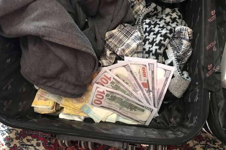 Під Києвом троє в масках пограбували пункт обміну валют (фото)