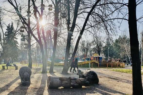 В Запорожье уволен директор парка, в котором на 8-летнюю девочку упала скульптура