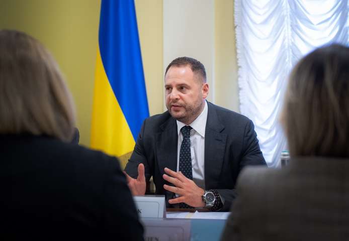 Керівник Офісу президента Андрій Єрмак роздратував депутатів монобільшості - Скандал у владному таборі. Соратники Зеленського у «Слузі народу» обурені останніми домовленостями у Мінську