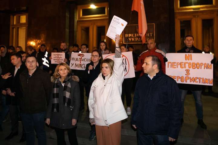 Під Офісом Зеленського влаштували акцію проти прямих переговорів з бойовиками «Л/ДНР»