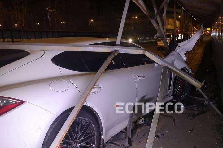 У Києві Porsche під кермуванням іноземця вилетів на тротуар: є постраждалі