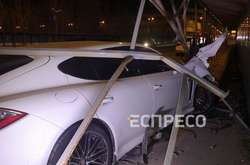 У Києві Porsche під кермуванням іноземця вдарив інше авто, зніс огорожу і вилетів на тротуар