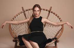 Звезда «Великолепного века» Мерьем Узерли путешествует в маске и защитных перчатках (фото)