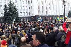  Після святкового концерту і мітингу, учасники Маршу добровольців прийшли на Банкову 