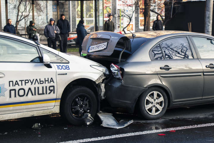 У Києві патрульний на Prius протаранив два авто (фото, відео)