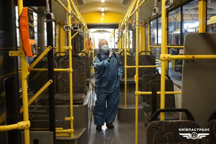 У Києві через коронавірус дезінфікуватимуть не лише міський транспорт, але й ліфти та сходи у будинках