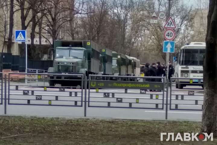 Російська амбасада у Києві готується до атаки? Споруду обносять додатковим парканом (фото)