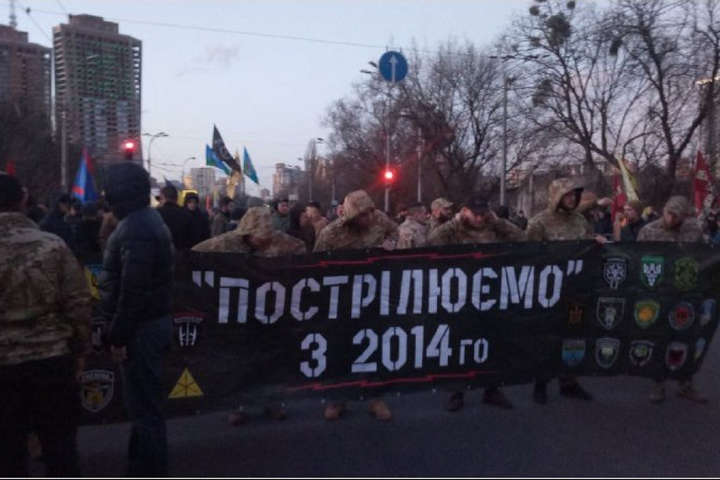 У Києві колона ветеранів прийшла до посольства Росії