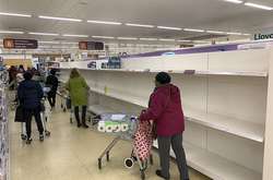 Жителі Великої Британії спустошують полиці в супермаркетах на тлі пандемії коронавірусу