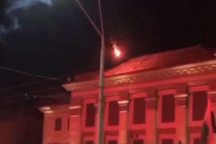 По посольству России в Киеве ударили из ракетницы