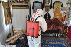 Під час проведення процедур зі знезараження рятувальники були одягнені в засоби біологічного захисту