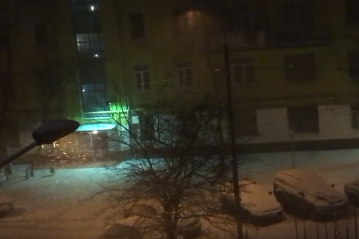 У Москву прийшла зима: у місті завірюха та різке похолодання (відео)