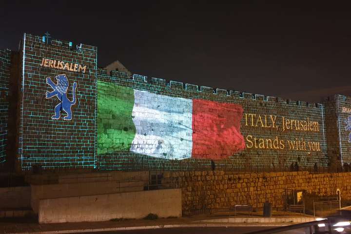 Стіни Старого міста Єрусалима підсвітили в кольори прапора Італії