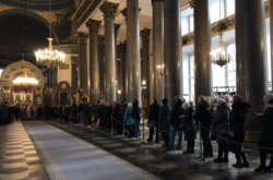  Черга до мощей Іоанна Хрестителя 