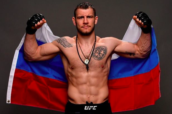 Скандальний боєць UFC зробив провокативне фото з прапорами України та Росії