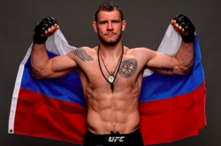 Скандальний боєць UFC зробив провокативне фото з прапорами України та Росії