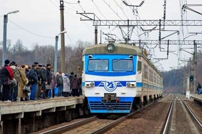 Укрзалізниця призупиняє рух приміських потягів через держаний кордон