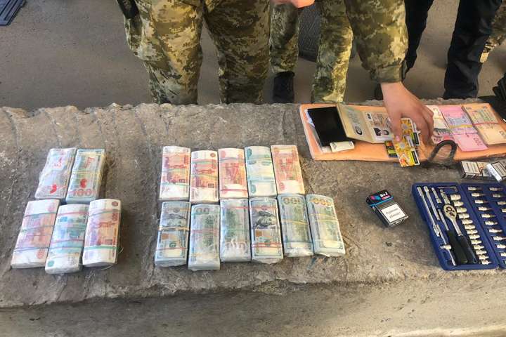 На пунктах пропуску «Майорське» та «Новотроїцьке» затримали громадян, що їхали в ОРДЛО з великими сумами готівки