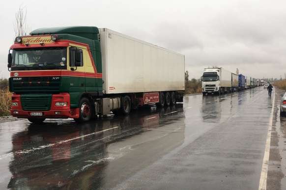 Українським вантажівкам створять гуманітарний коридор для повернення додому з Євросоюзу