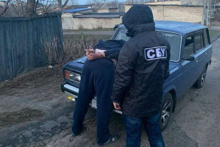 На Харківщині інспектор митниці організував незаконний перехід людей через кордон до Росії