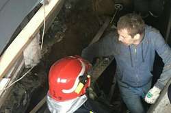 Чоловік опинився під завалами