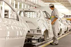 Світовий автопром зупиняє заводи