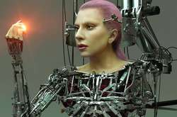 Леди Гага снялась обнаженной в виде киборга