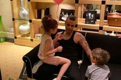  Робби Уильямс пока не может общаться с дочерью и сыном 
  
  