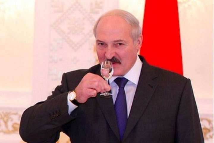 «Водка и трактор»: Лукашенко рассказал, что спасает от коронавируса