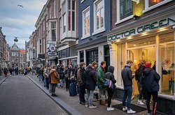 Натовпи в черзі за канабісом спостерігалися по всій країні