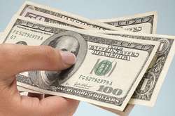 Украинцы массово скупают доллары