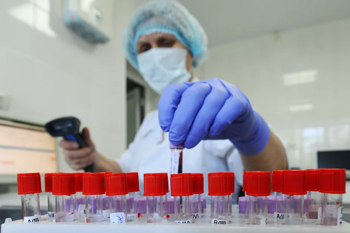 Медик просить чиновників пояснити, чому вони вирішують, що тестів на коронавірус наразі краще не робити