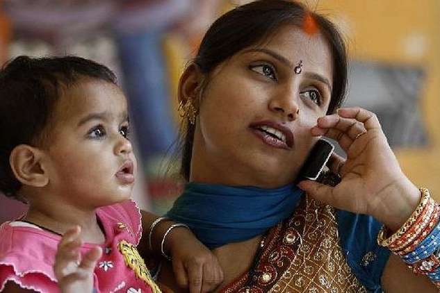 В Індії замість гудків у телефоні люди слухають інформацію про коронавірус