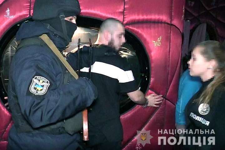 В центрі Києва поліція припинила діяльність стриптиз-клубів (фото, відео)