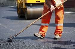 Коронавірус дорожникам не на заваді: у Києві продовжується ремонт доріг