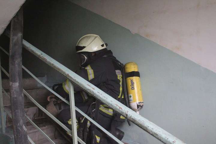 У Києві рятувальники вивели пенсіонера з вогняної пастки