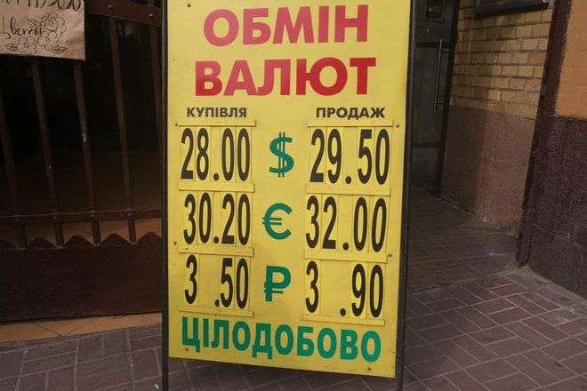 Среди товаров первой необходимости в Украине первым закончился доллар