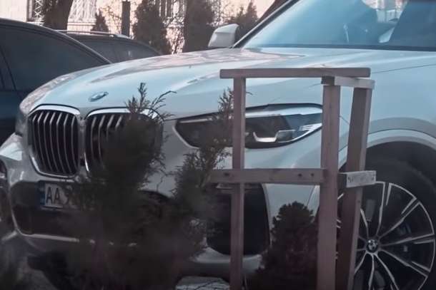 BMW, Jaguar і дорогі квартири: як живуть київські митники (фото, відео)