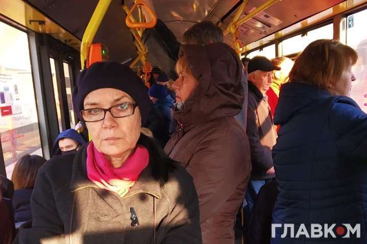 «Забитые» троллейбусы и люди без масок: первый день жесткого карантина в Киеве (фото)