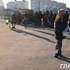 На зупинках транспорту у Києві величезні черги людей