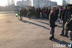 На зупинках транспорту у Києві величезні черги людей