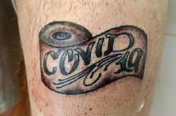 В сети опубликовали фото татуировок, посвященных коронавирусу