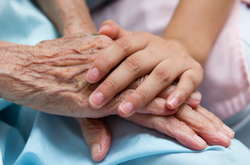 Карантин у Києві: самотнім і хворим людям доставляють продукти і ліки