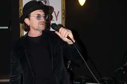  «Эта песня посвящается итальянцам (которые и стали источником вдохновения), ирландцам и всем, кто в этот День святого Патрика находится в непростом положении, но продолжает петь», - заявил Боно 
  