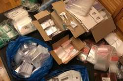  Під час обшку слідчі виявили близько 5 кг канабісу, розфасовані пігулки екстазі та метадон 