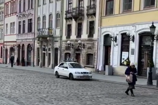 Вулицями Львова їздять автомобілі-гучномовці. Виглядає трохи моторошно (відео)