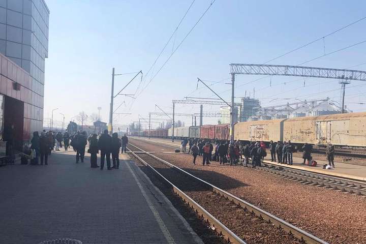 Блокування залізничних колій на Київщині: у ситуацію втрутилась поліція (фото)
