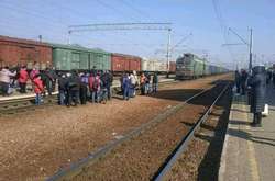 В Фастове люди заблокировали движение грузовых поездов из-за отмены электричек