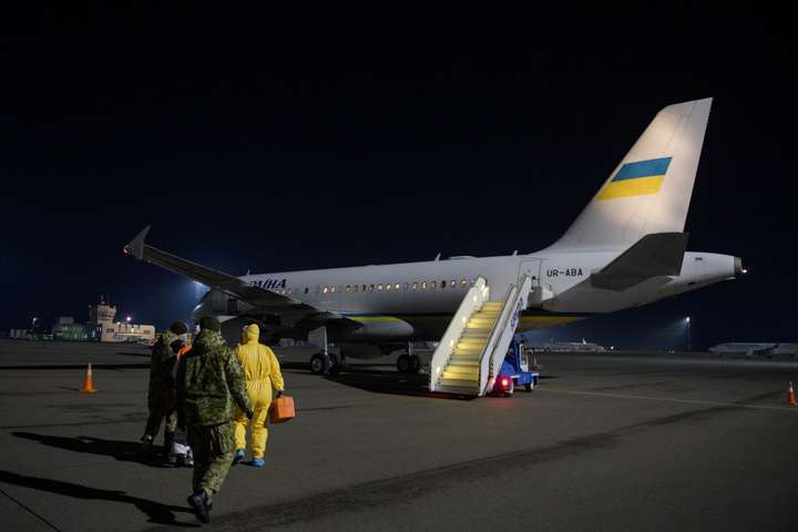 У «Борисполі» приземлився президентський борт з 33 українцями із Відня