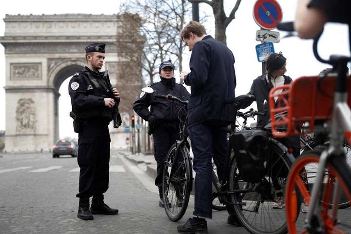 У Франції за порушення карантину за день оштрафували майже п'ять тисяч людей